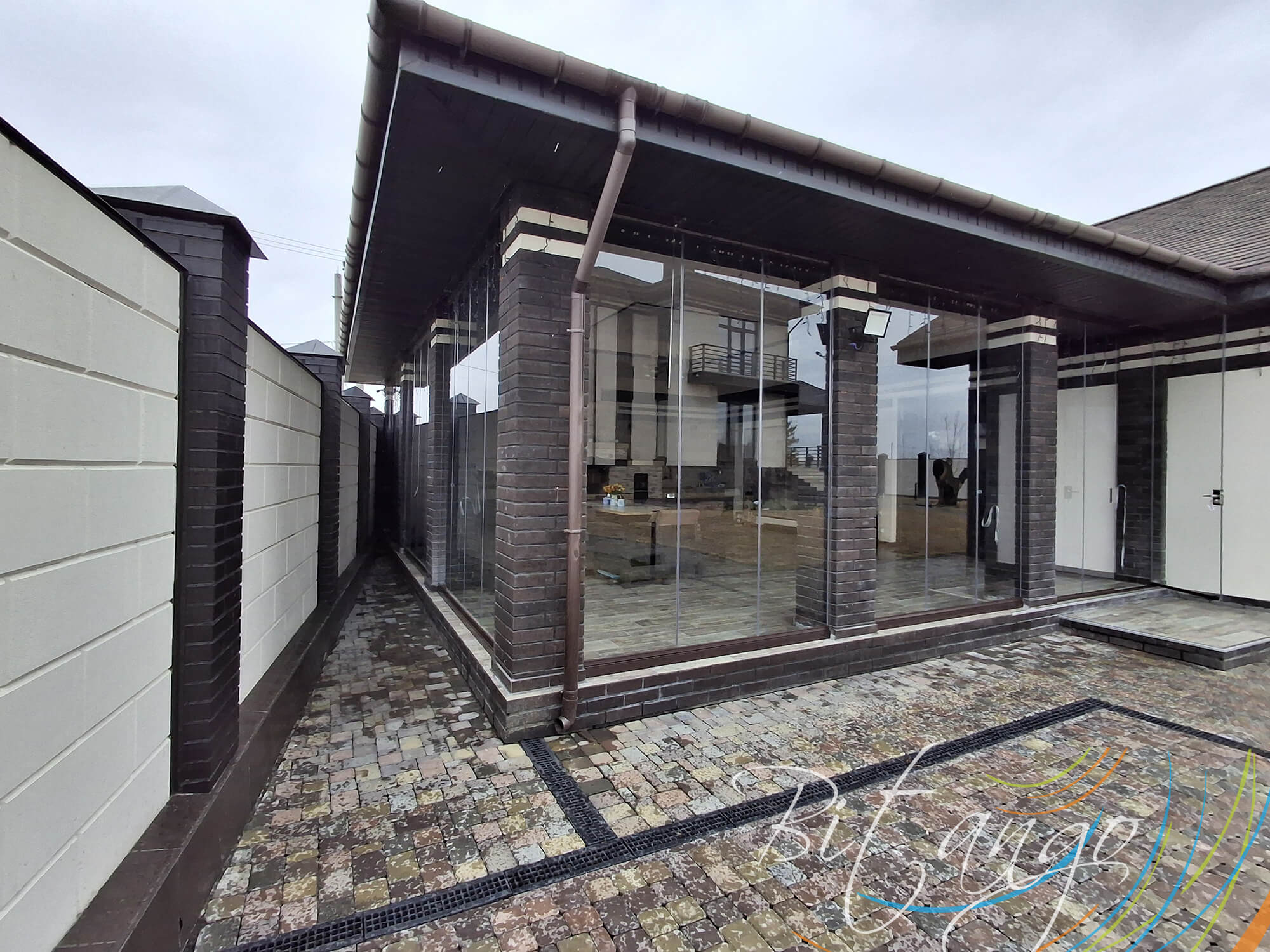 Безрамное остекление террасы