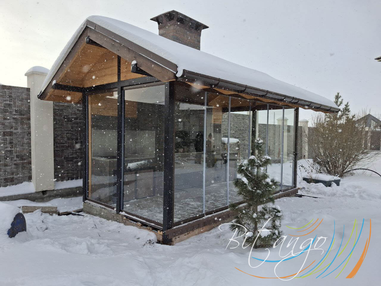 Безрамное остекление беседки