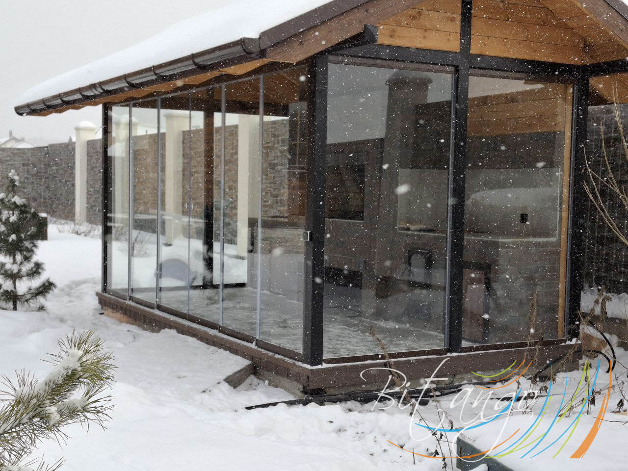 Безрамное остекление беседки