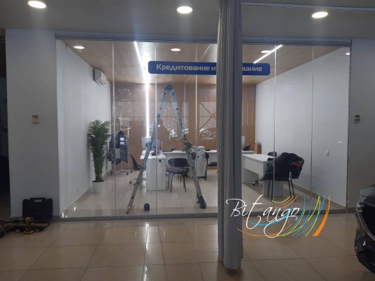 Безрамное остекление в автосалоне