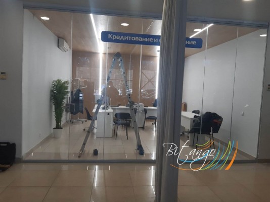 Безрамное остекление в автосалоне