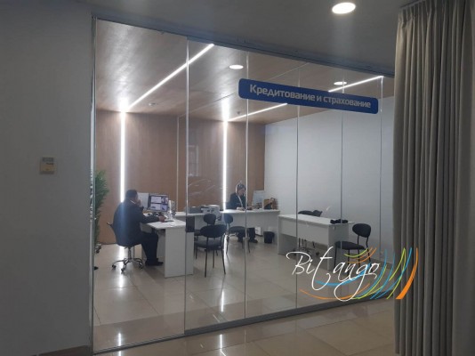 Безрамное остекление в автосалоне