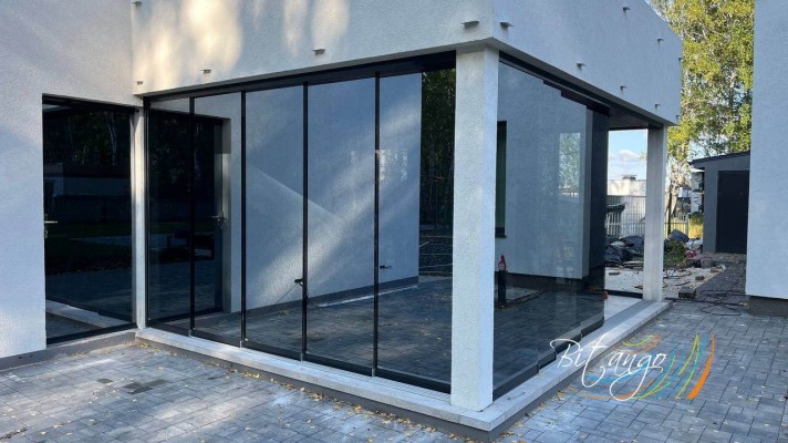 Безрамное остекление рефлекторным стеклом Stopsol Phoenix Grey