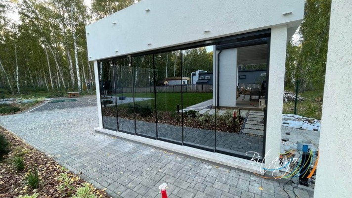Безрамное остекление рефлекторным стеклом Stopsol Phoenix Grey