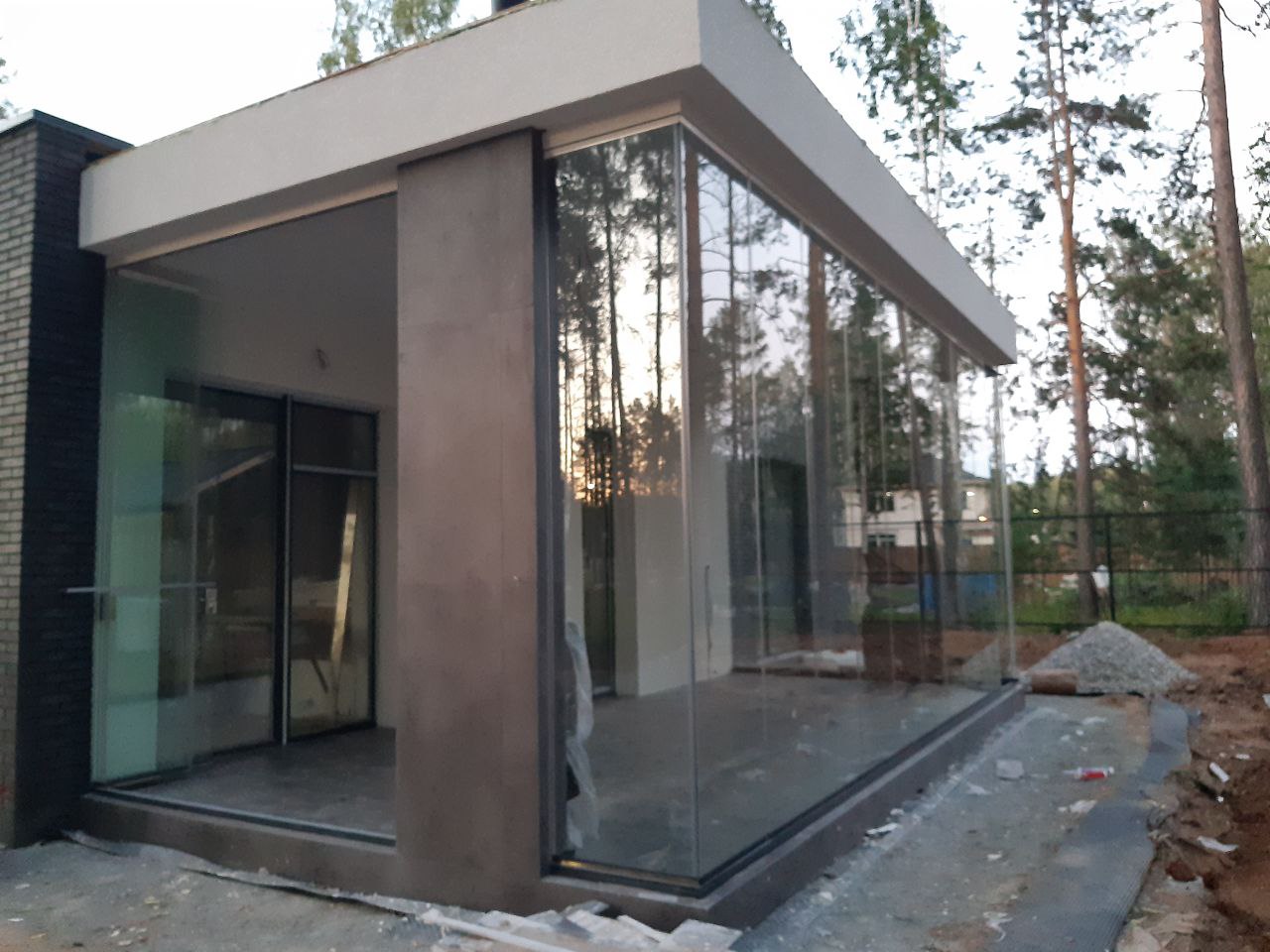 Безрамное остекление террасы