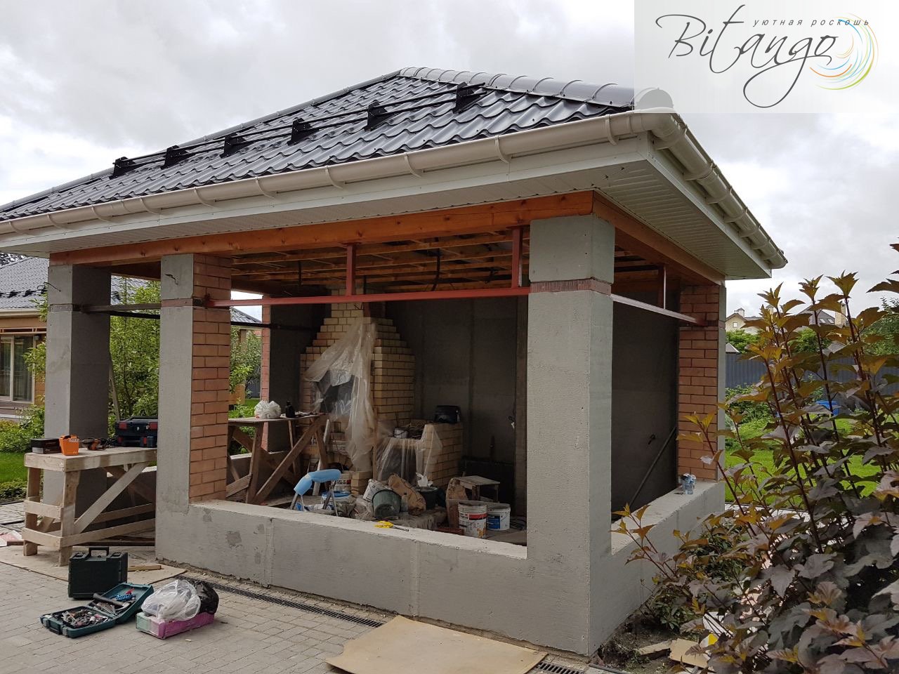 Монтаж безрамного остекления беседки в УрФО